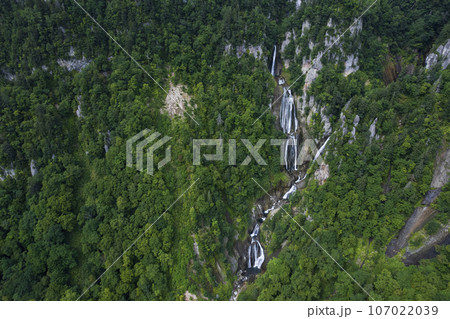 北海道 天人峡の「羽衣の滝」を空撮 北海道 天人峡の「羽衣の滝」を空撮 107022039