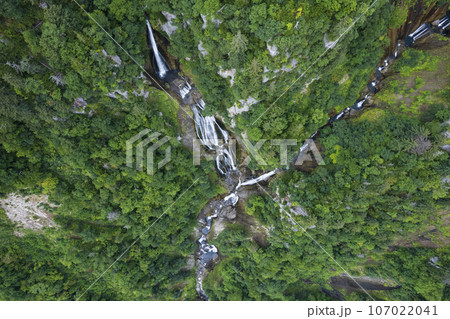 北海道 天人峡の「羽衣の滝」を空撮 107022041