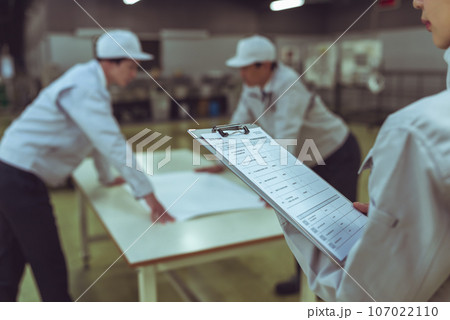 工場で働く人々 107022110