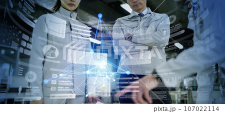 工場で働く人々 107022114