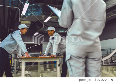 工場で働く人々 107022119