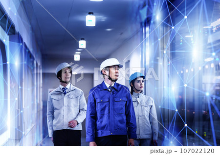 工場で働く人々 工場で働く人々 107022120