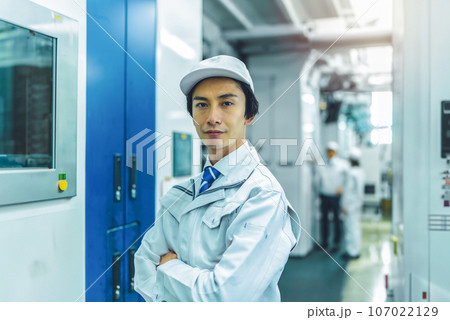 工場で働く人々 107022129