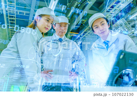 ハイテクな工場で働く人々 107022130