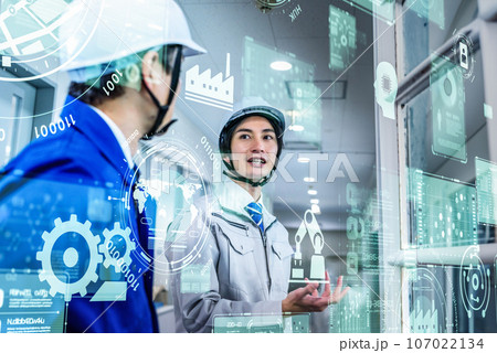 工場で働く人々 107022134