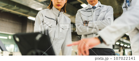 工場で働く人々 工場で働く人々 107022141