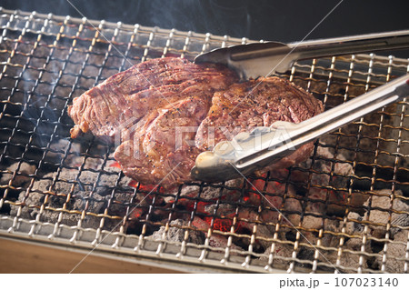 アメリカ産 牛肩ロースを炭火で焼く アメリカ産 牛肩ロースを炭火で焼く 107023140