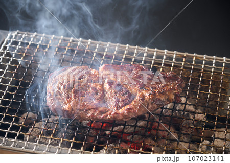 アメリカ産 牛肩ロースを炭火で焼く アメリカ産 牛肩ロースを炭火で焼く 107023141