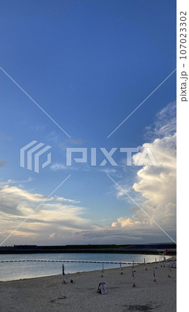 夕暮れ時のビーチと空 107023302