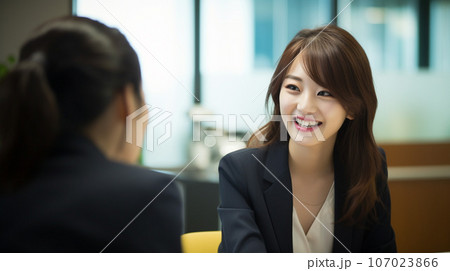 笑顔で話す仕事中の女性 107023866