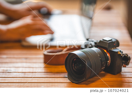 【フォトグラファー】カメラとノートパソコン【デスクワーク】 107024021