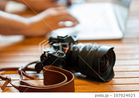 【フォトグラファー】カメラとノートパソコン【デスクワーク】 107024025