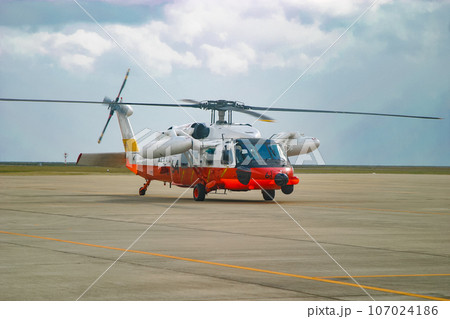 着陸してきた海上自衛隊の救難ヘリコプター UH-60J 着陸してきた海上自衛隊の救難ヘリコプター UH-60J 107024186