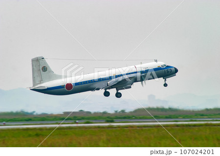 離陸する航空自衛隊の輸送機 YS-11P 離陸する航空自衛隊の輸送機 YS-11P 107024201