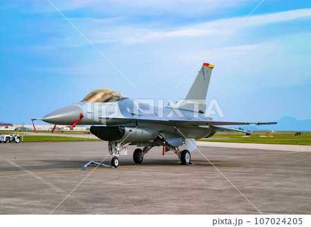 展示中のアメリカ空軍の戦闘機 F-16C 展示中のアメリカ空軍の戦闘機 F-16C 107024205
