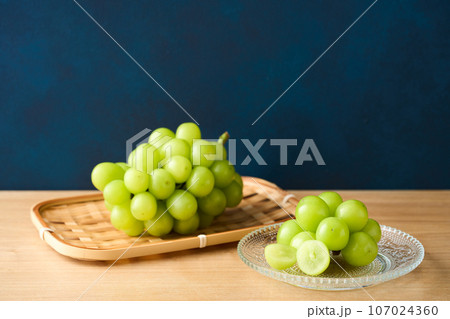 皿に盛り付けたシャインマスカット 107024360