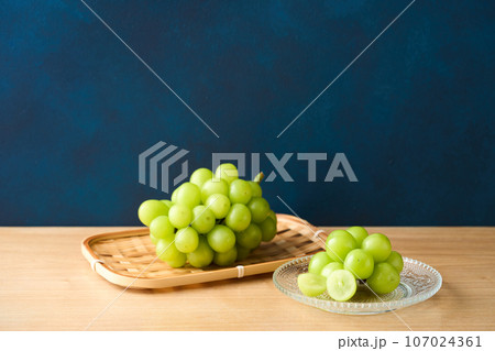 皿に盛り付けたシャインマスカット 皿に盛り付けたシャインマスカット 107024361