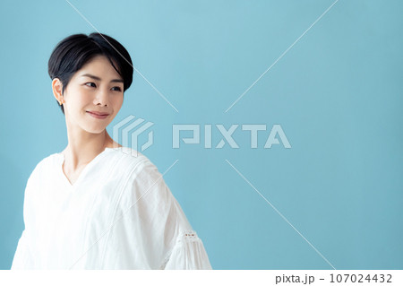 女性のポートレート 107024432