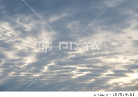 雲が多い空（暗い・憂鬱・ネガティブイメージ） 107024661