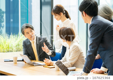 ビジネス　チームワーク　戦略 107025368
