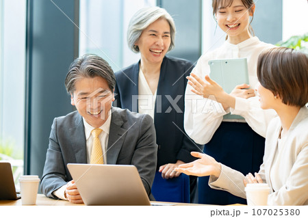 ビジネス　チームワーク　戦略 107025380