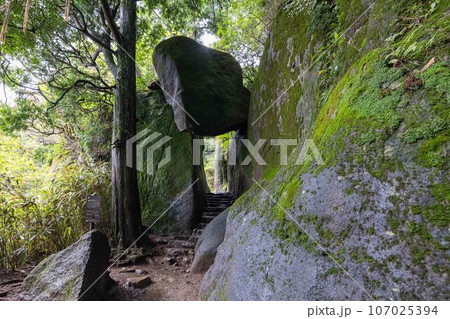 筑波山で登山「弁慶七戻り」のトンネルを通ろう。 107025394