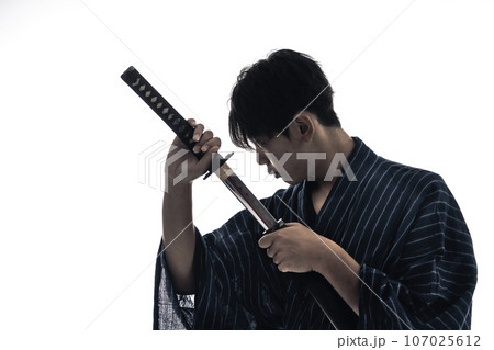 日本刀を抜く剣士のシルエット 107025612