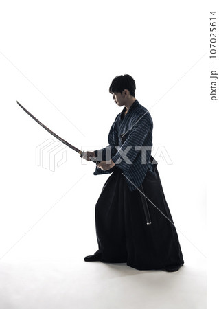 日本刀を抜く剣士のシルエット 107025614