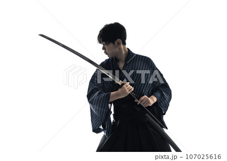 日本刀を振るう剣士のシルエット 107025616