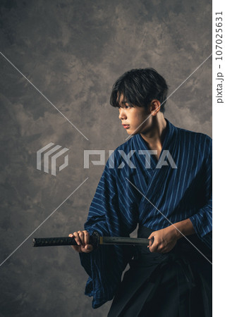 日本刀を振う剣士のポートレート 武道 武士 サムライ 日本刀を振う剣士のポートレート 武道 武士 サムライ 107025631