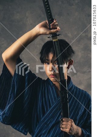 日本刀を振う剣士のポートレート 武道 武士 サムライ 日本刀を振う剣士のポートレート 武道 武士 サムライ 107025633