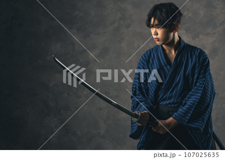 日本刀を振う剣士のポートレート 武道 武士 サムライ 日本刀を振う剣士のポートレート 武道 武士 サムライ 107025635