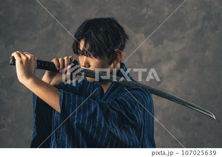 日本刀を振う剣士のポートレート　武道　武士　サムライ 107025639