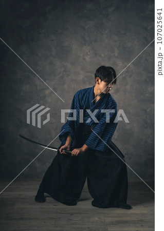 日本刀を振う剣士のポートレート 武道 武士 サムライ 日本刀を振う剣士のポートレート 武道 武士 サムライ 107025641