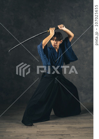 日本刀を振う剣士のポートレート　武道　武士　サムライ 107025655