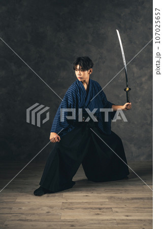 日本刀を振う剣士のポートレート 武道 武士 サムライ 日本刀を振う剣士のポートレート 武道 武士 サムライ 107025657