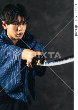 日本刀を振う剣士のポートレート　武道　武士　サムライ 107025661