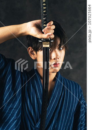 日本刀を振う剣士のポートレート 武道 武士 サムライ 日本刀を振う剣士のポートレート 武道 武士 サムライ 107025664