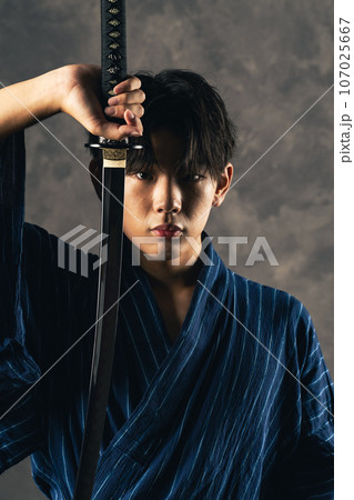 日本刀を振う剣士のポートレート　武道　武士　サムライ 107025667