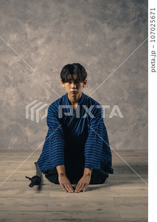 正座する着物を着た青年 107025671