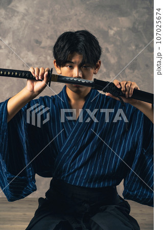日本刀を抜く剣士のポートレート　武道　武士　サムライ 107025674