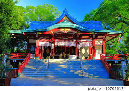 【東京都】晴天の多摩川浅間神社の拝殿 107026174