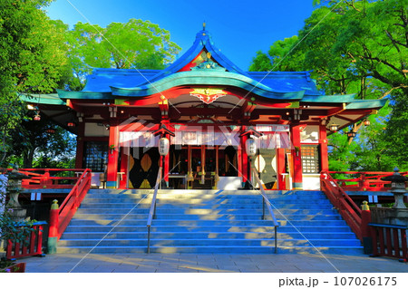 【東京都】晴天の多摩川浅間神社の拝殿 107026175