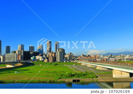 【神奈川県】快晴の武蔵小杉の高層マンションと富士山 107026189