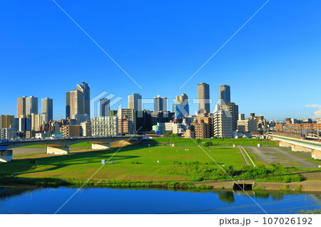 【神奈川県】快晴の武蔵小杉の高層マンションと丸子橋 【神奈川県】快晴の武蔵小杉の高層マンションと丸子橋 107026192