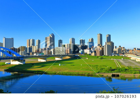 【神奈川県】快晴の武蔵小杉の高層マンションと丸子橋 107026193