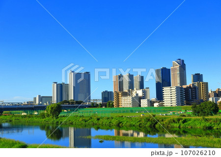 【神奈川県】武蔵小杉の高層マンションと新幹線 107026210