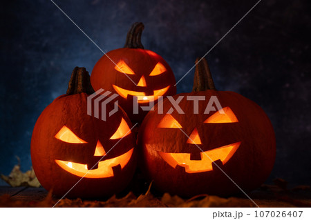 Halloween pumpkins 107026407