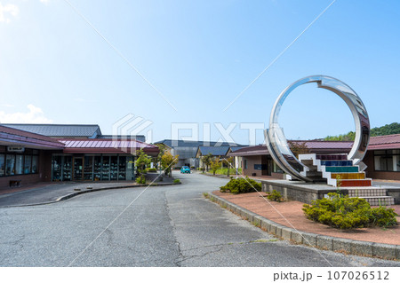 伝統産業の九谷焼のショールームが並ぶ観光地イメージ｜九谷陶芸村イメージ｜石川県能美市 107026512