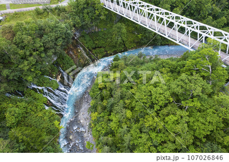 北海道 美瑛の「白ひげの滝」を空撮 北海道 美瑛の「白ひげの滝」を空撮 107026846